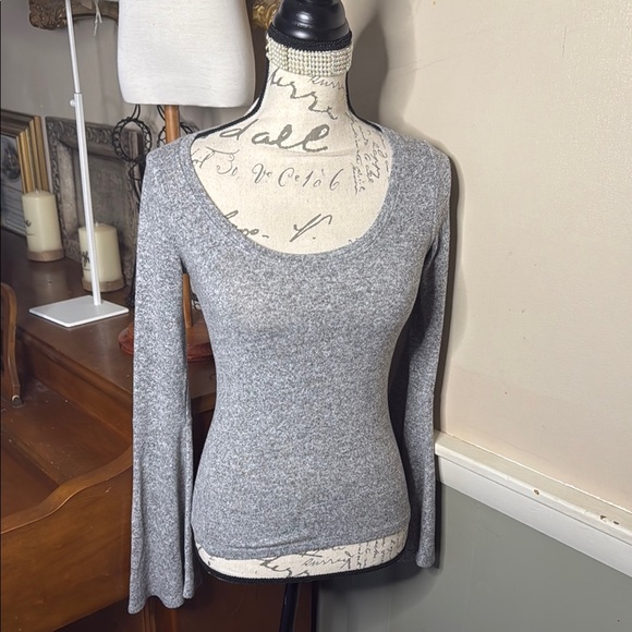Hollister Fitted Gray Bell Sleeve Blouse‼️FINAL SALE - Picture 1 of 3